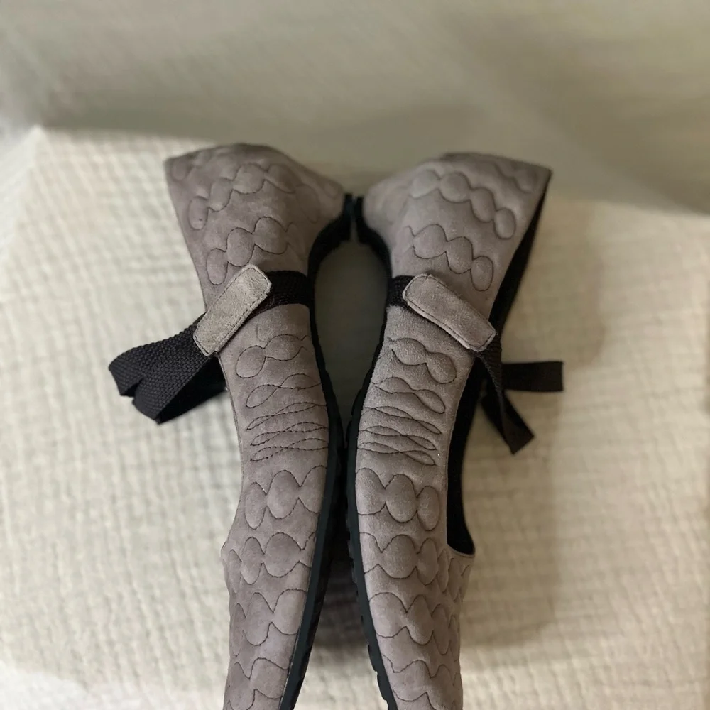 TSUBO Gray Suede Leather Quilted Kitten Heel Sz 8 Anti Slip Mary Jane Juba Pump